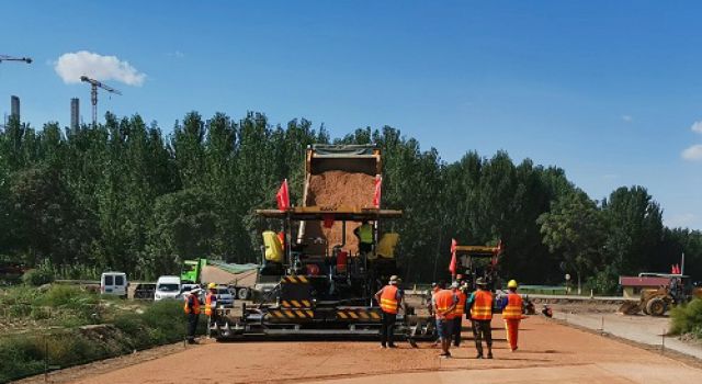 中卫下河沿黄河公路大桥级配碎石底基层试验段顺利实施