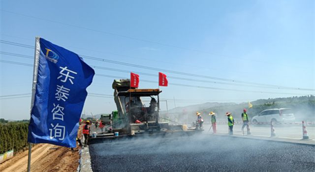 济菏改扩建工程二标全线首段柔性基层顺利摊铺