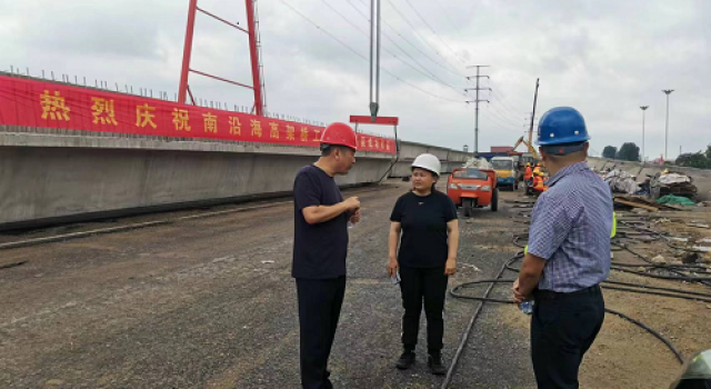 日照市南沿海公路日钢段高架工程首片箱梁顺利架设完成