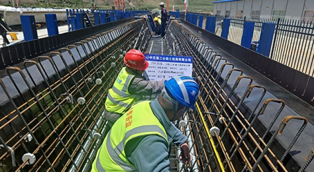 川藏公路G318线提质改造工程戛日松多至左贡县段（东达山越岭）、左贡过境段项目首件20m预制箱梁顺利预制完成