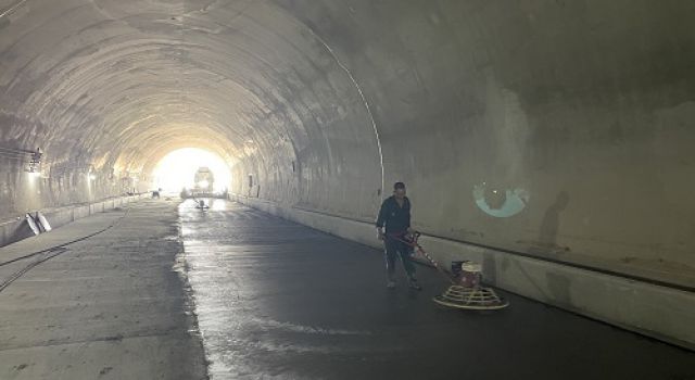 ag旗舰厅官网咨询安鹤项目小岩沟隧道砼路面施工顺利完成